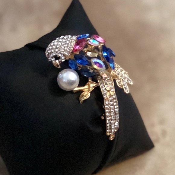 Brooch - Picture 1 of 2